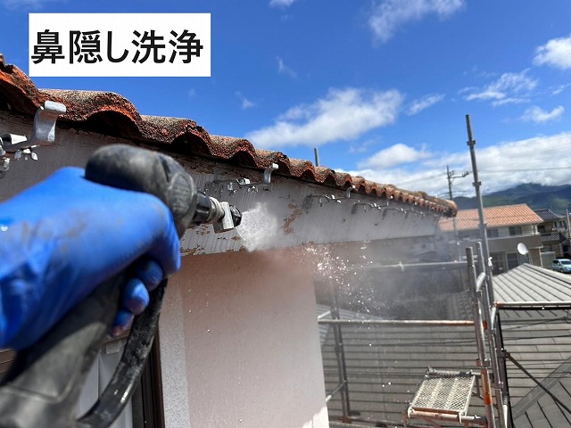 甲斐市で破損雨樋撤去後、汚れの堆積が目立つモニエル瓦屋根・鼻隠しなど外壁を高圧洗浄